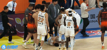 盼无大碍！赵继伟遭高诗岩“滑铲”受伤离场 出战9分钟拿到3分4助